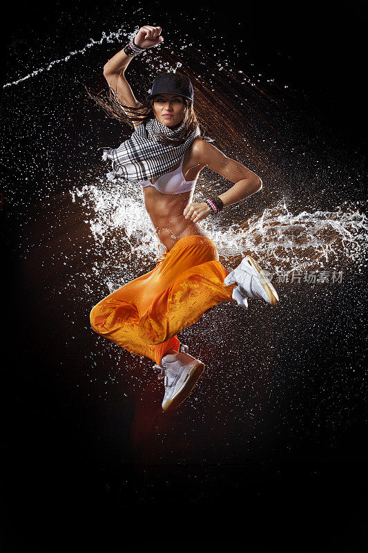 一个女人的肖像在半空中跳舞与喷射的水