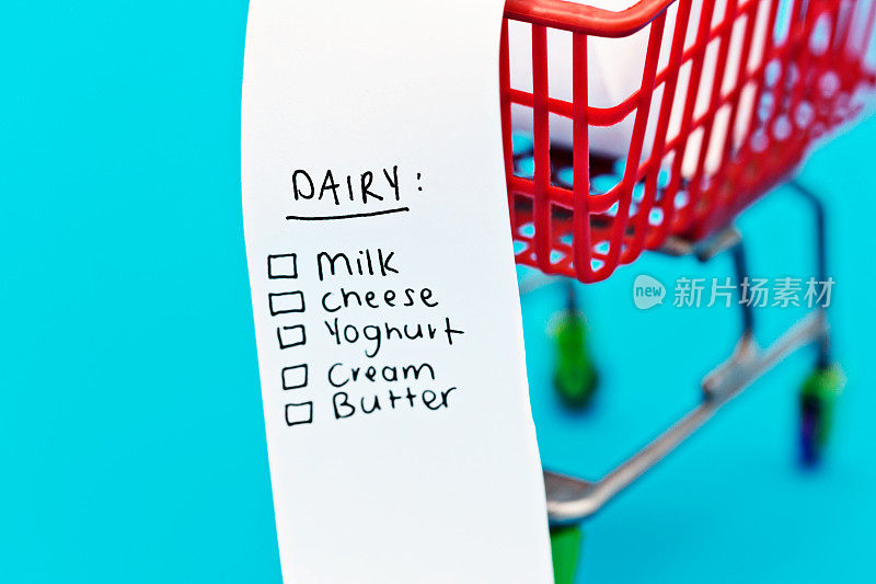 超市手推车上的购物清单上写着乳制品