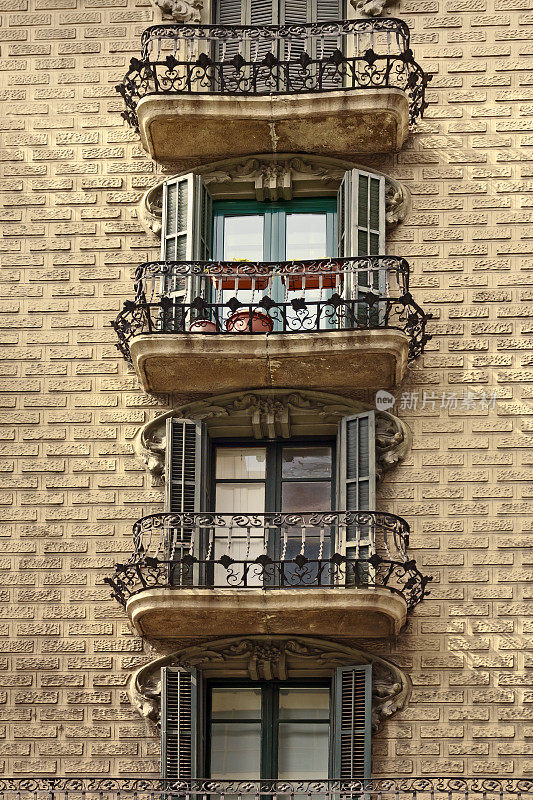 巴塞罗那的一排排阳台