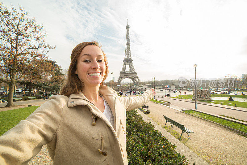 兴高采烈的游客在巴黎埃菲尔铁塔自拍
