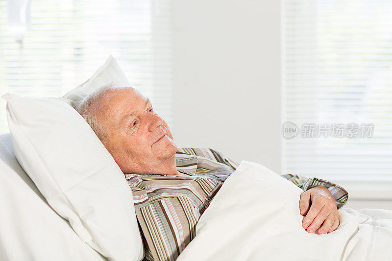 单身老人躺在病床上