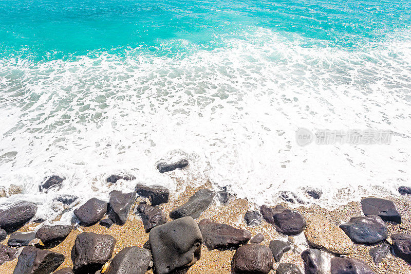 海浪拍打着岩石。