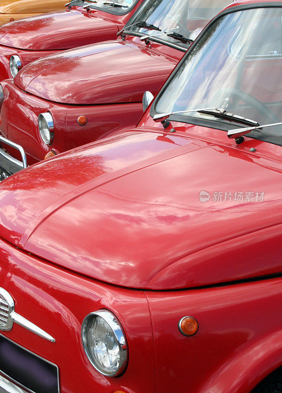 一排排红色的意大利小车