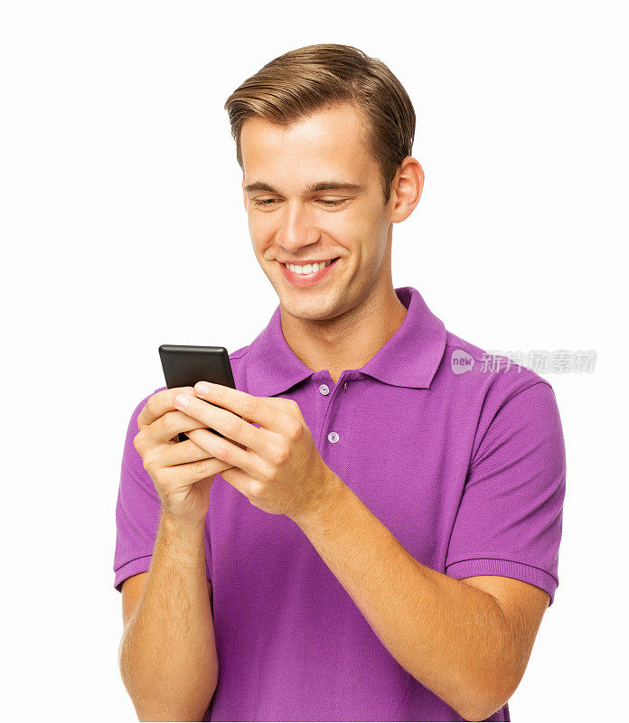 微笑的年轻人使用智能手机
