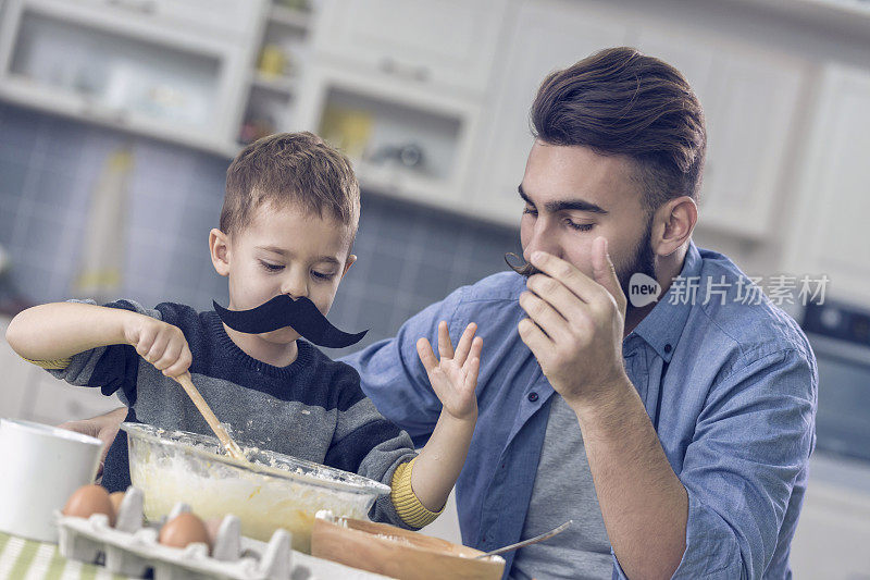 父子做饭