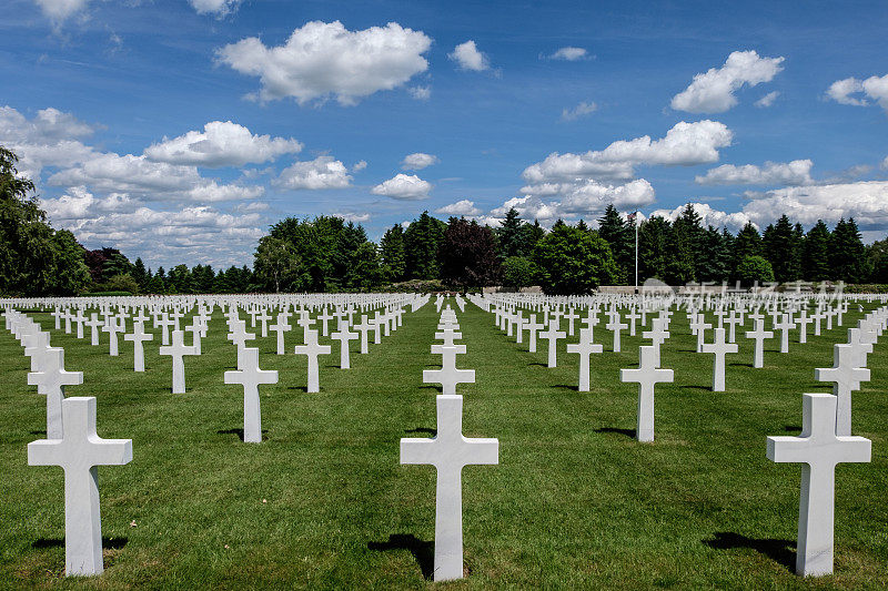 白色大理石墓碑在美国公墓和纪念(第二次世界大战)在亨利chapelle，比利时