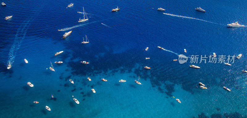 意大利卡普里岛附近的大海全景图