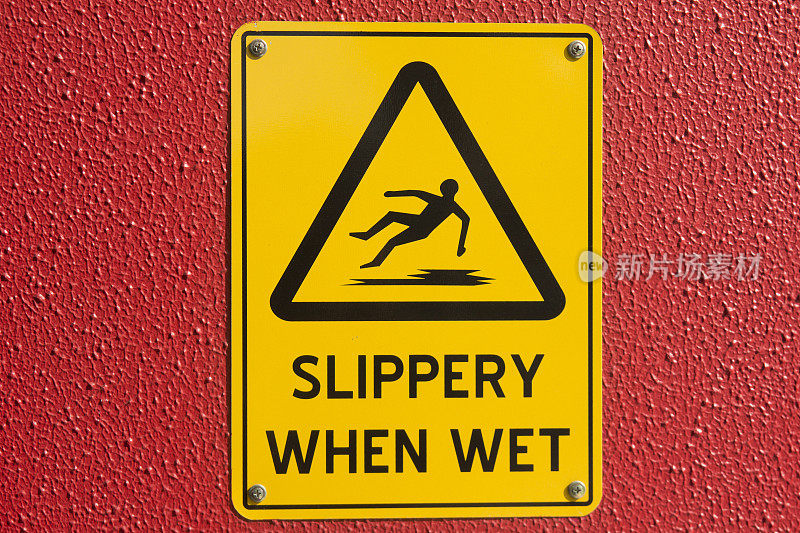 小心地板湿滑，标志小心打滑。
