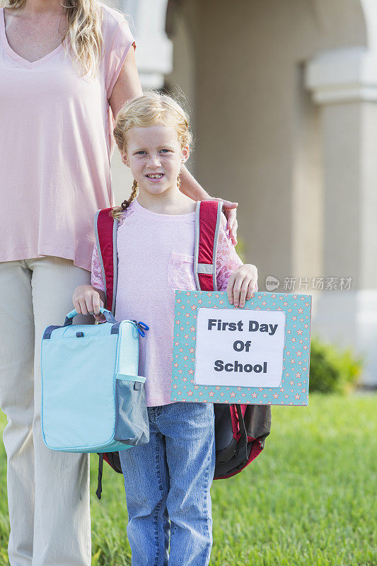 小女孩和妈妈准备好第一天上学了