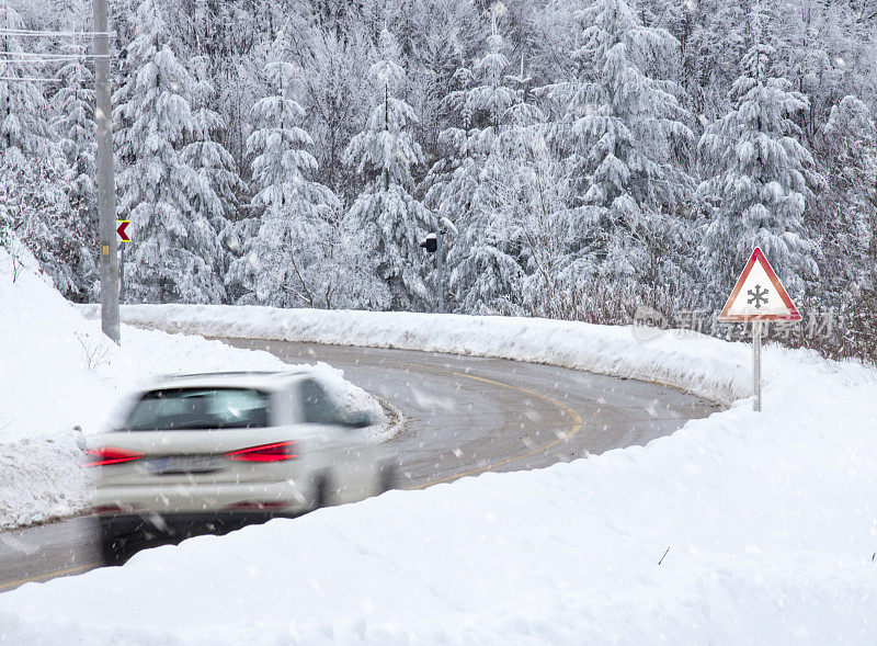 在雪开车