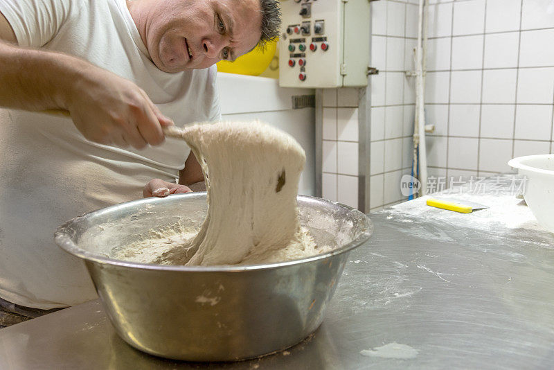 面包师制作传统酸面包。