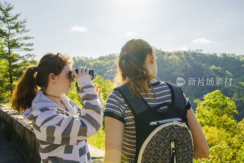 十几岁的女孩探索风景如画的切诺基国家森林，田纳西州