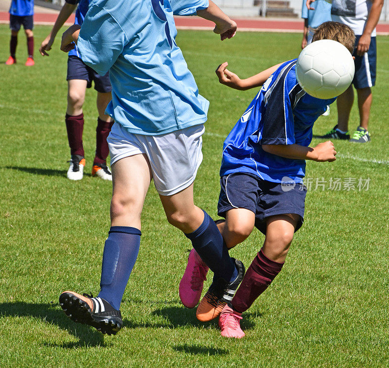 孩子们在足球比赛中活动
