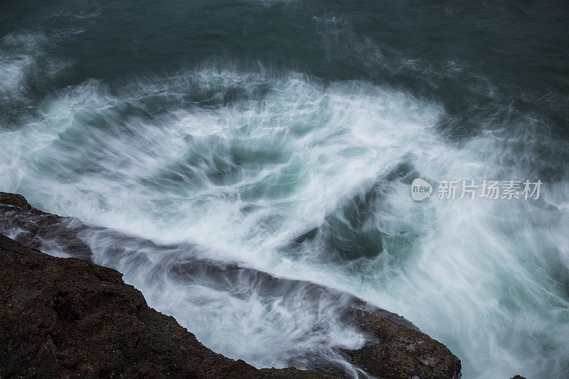 海浪拍打着岩石。