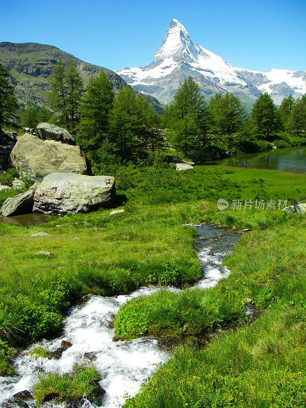 阿尔卑斯溪流或小溪山区草地瑞士阿尔卑斯山和马特洪峰