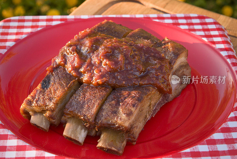 烧烤排骨午餐，美国夏季野餐食物，排骨和酱汁