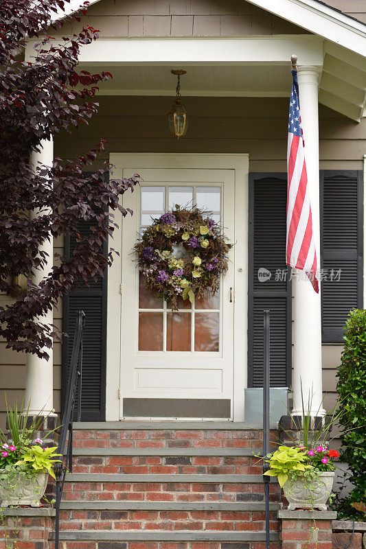 有花环和美国国旗的房子的前门