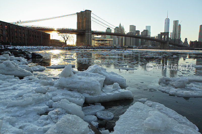 纽约东河在一个寒冷的冬日结了冰