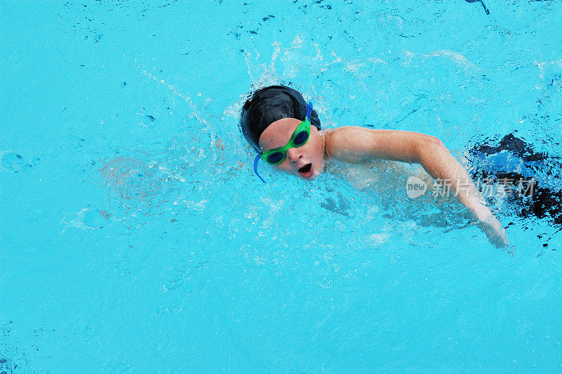 年轻男子自由式游泳比赛