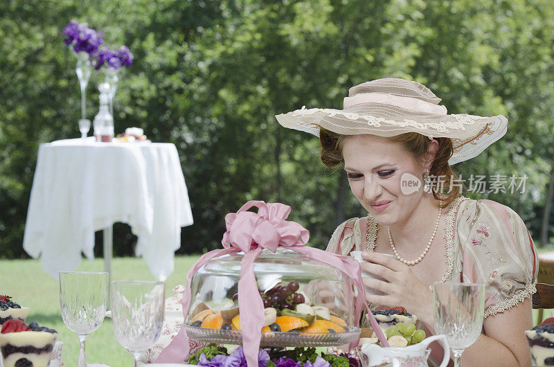 享受茶话会的维多利亚妇女