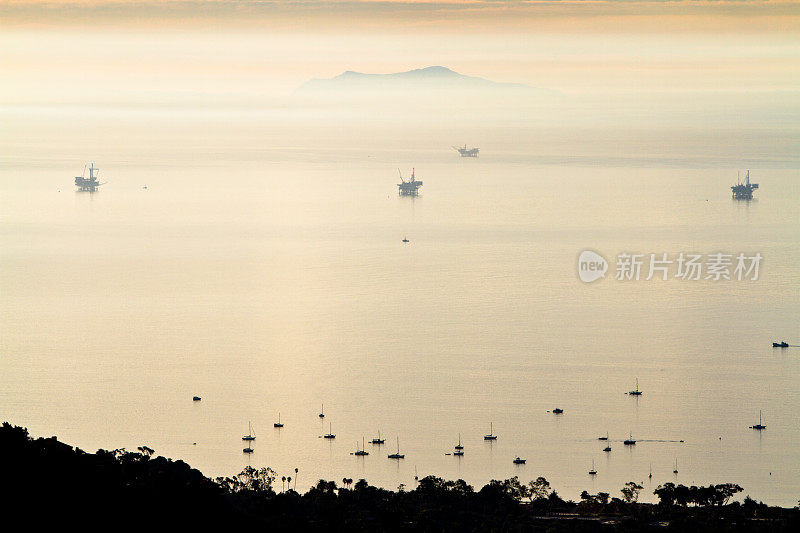 加州圣巴巴拉海岸的石油平台