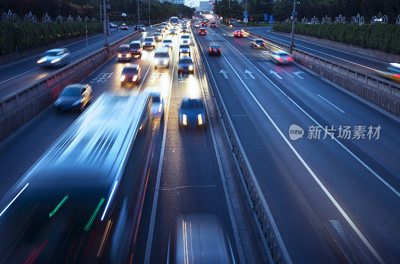 夜景繁忙的道路与快速汽车和交通