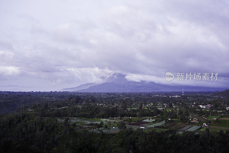 锡纳朋火山，苏门答腊岛，印度尼西亚