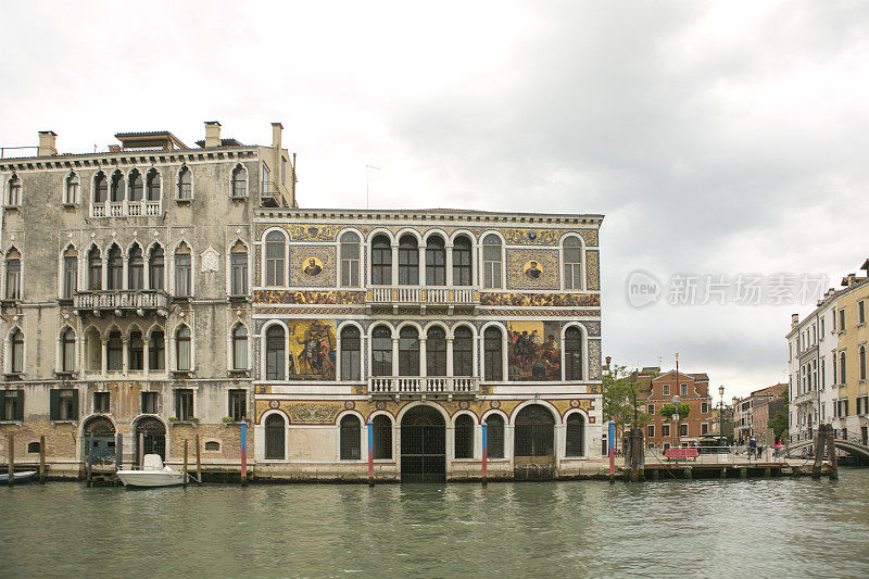 意大利威尼斯水道旁的历史建筑