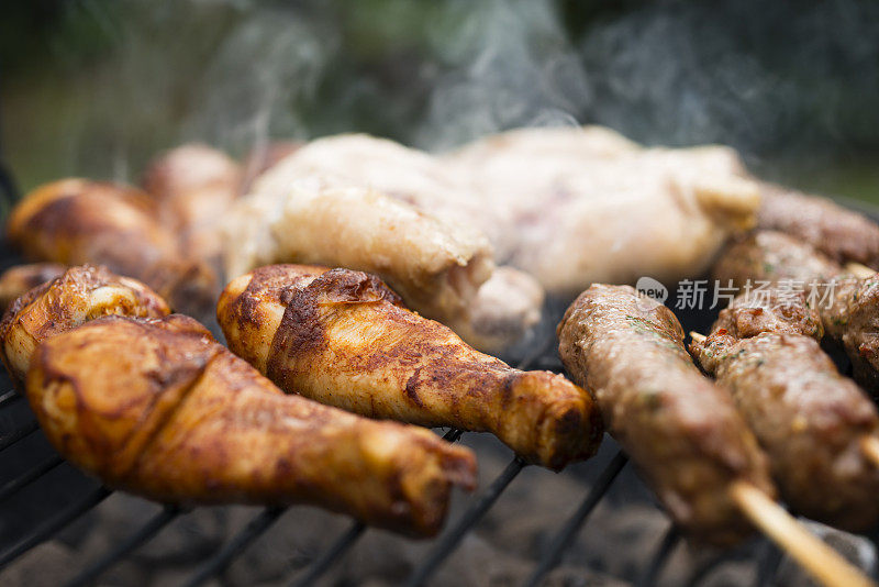 在户外烧烤上烹饪肉类