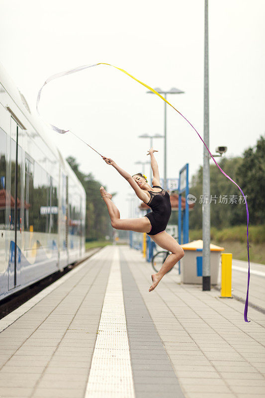 女子体操运动员在铁路站台上训练