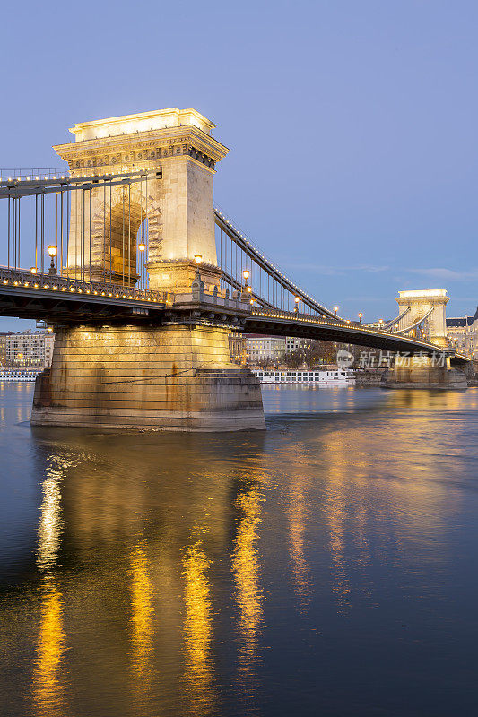 黄昏时分，布达佩斯的斯切尼链条桥