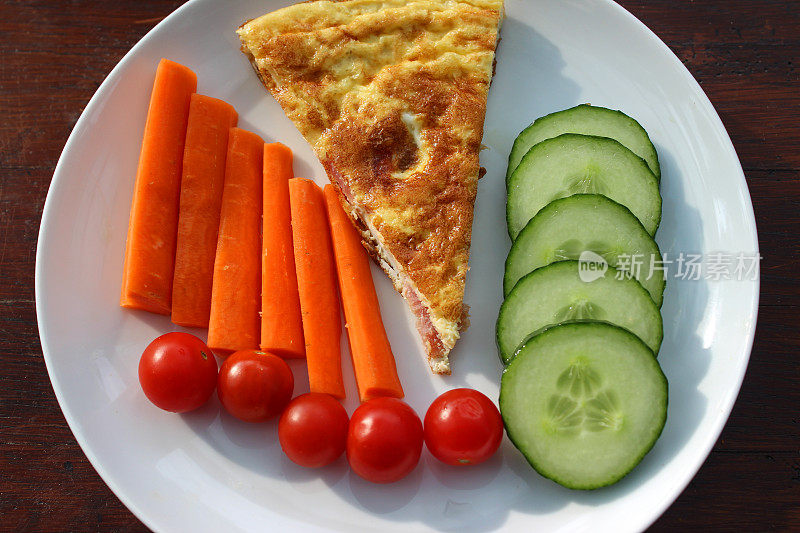 西班牙玉米饼，健康的午餐，生的沙拉蔬菜