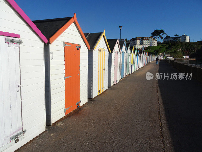 白色，木制的海滩小屋和彩色的门，佩恩顿