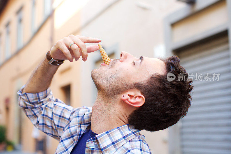 一个人在吃冰淇淋蛋卷