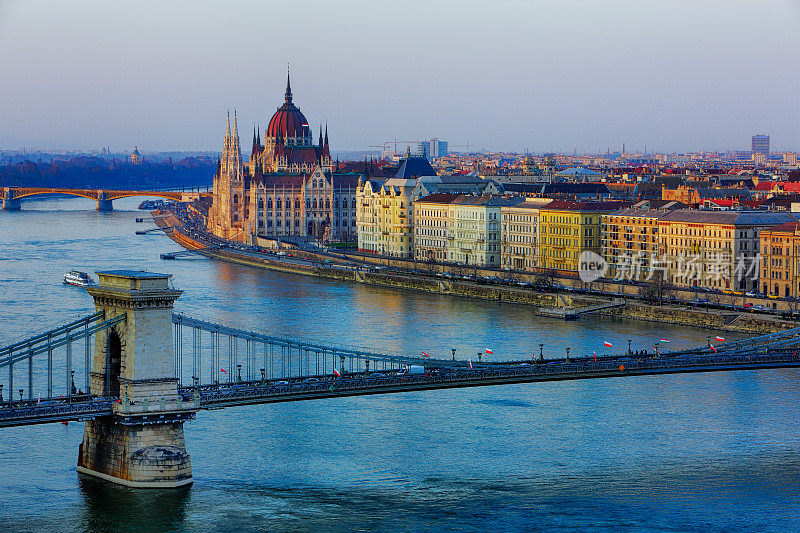 有铁链桥的布达佩斯城市景观和多瑙河的匈牙利议会