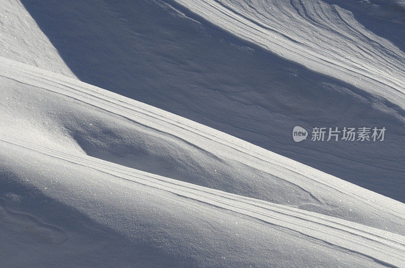 风吹雪盖山