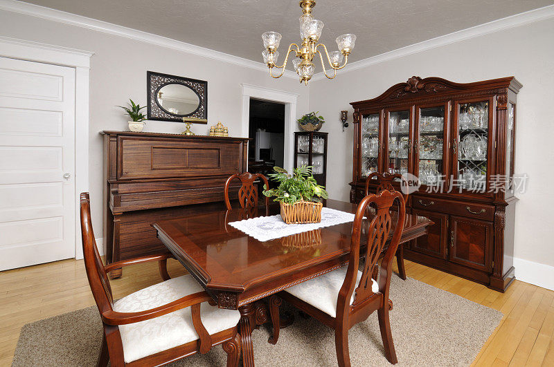 采购产品经典家庭餐厅，硬木地板，桌子，椅子，厨具