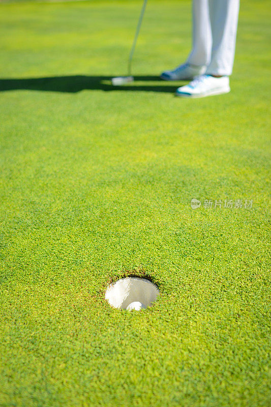 高尔夫球在洞里
