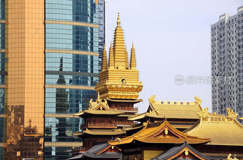 上海高楼林立的静安寺的特写