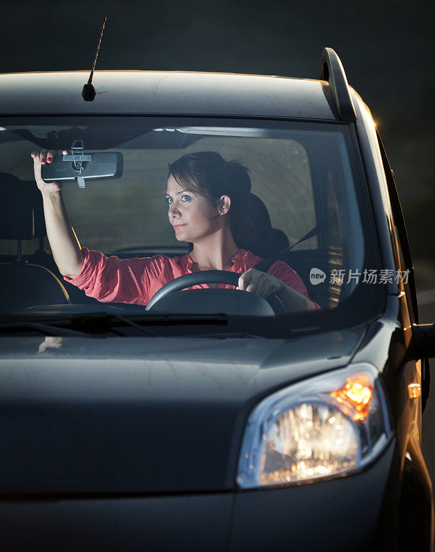 年轻女人在车里