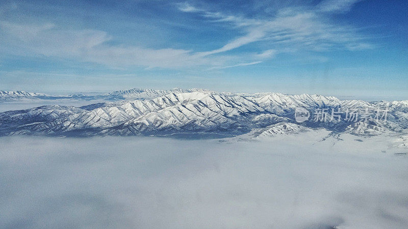 冰雪覆盖的盐湖城山脉空中景观