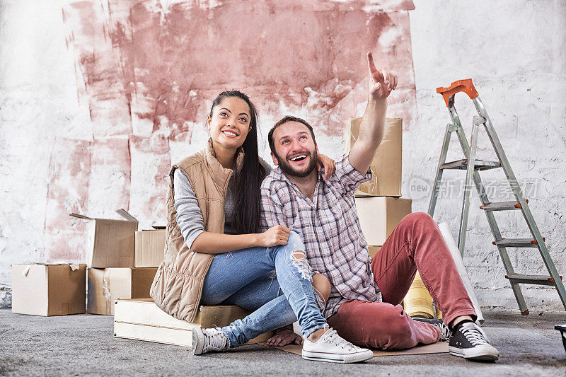年轻夫妇正在装修房子