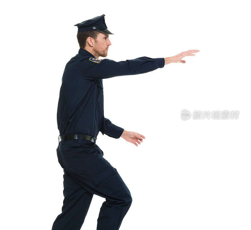 警察一边跑一边打手势