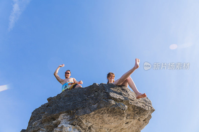 托博莫里的悬崖上，一名年轻男子和一名少女