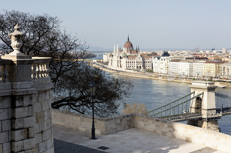匈牙利议会和斯切尼链桥在布达佩斯的白天