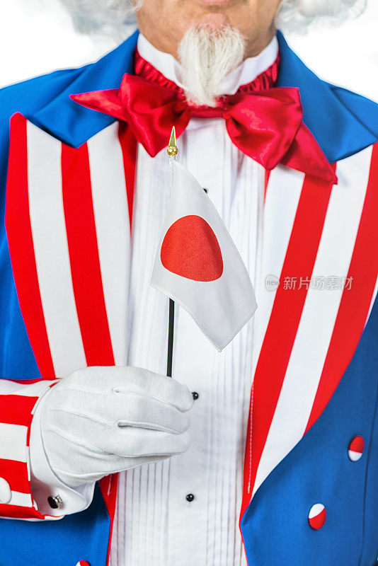 山姆大叔胸前举着一面小小的日本国旗