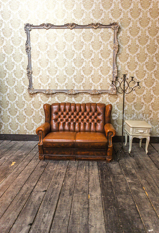 乌克兰利沃夫工作室客厅里的棕色皮沙发