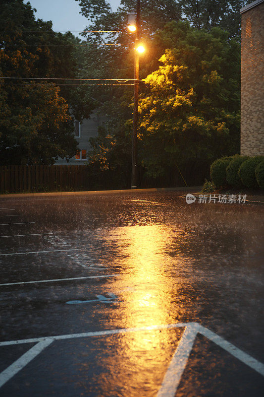 停车场的雨