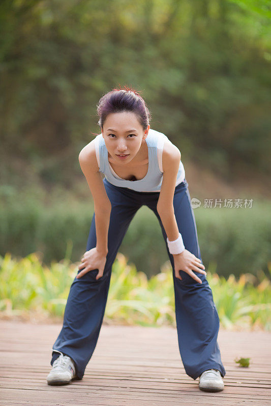 年轻的亚洲妇女在户外运动