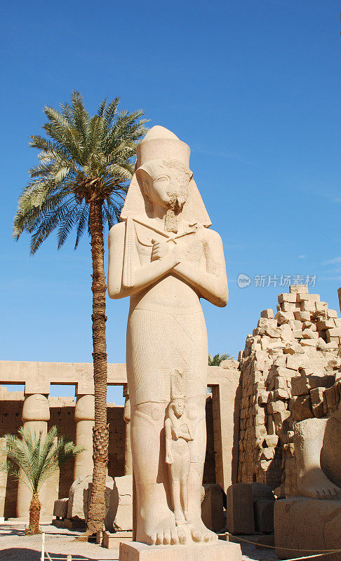 埃及卢克索卡纳克神庙的拉美西斯二世雕像